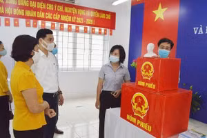 Trưởng ban Tuyên giáo Thành ủy Bùi Huyền Mai kiểm tra tại điểm bầu cử số 7 phường Thanh Xuân Nam.