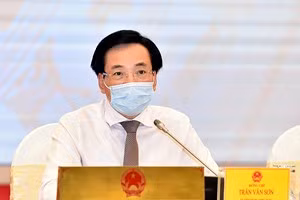 Bộ trưởng, Chủ nhiệm VPCP Trần Văn Sơn trả lời báo chí tại cuộc họp báo. Ảnh: VGP/Nhật Bắc.