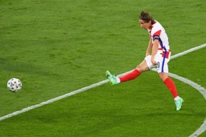 Kết quả EURO 2020: Luka Modric ghi siêu phẩm đưa Croatia vào vòng 1/8