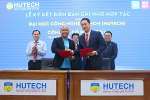 Đại diện Ban giám hiệu HUTECH ký kết hợp tác với các doanh nghiệp. 