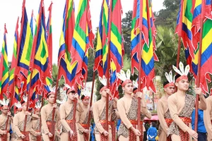 100 thanh niên tượng trưng cho con Lạc, cháu Hồng trong trang phục cổ, tay giương cao cờ hội, thể hiện sức sống mãnh liệt của dòng giống Tiên Rồng. (Ảnh: Thống Nhất/TTXVN).