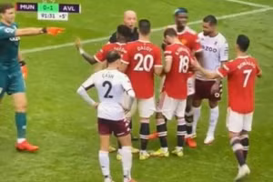 Martinez chỉ mặt Ronaldo thách đá phạt đền.