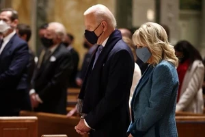 Ông Joe Biden và vợ tại nhà thờ St Matthew. (Nguồn: fox5dc.com).