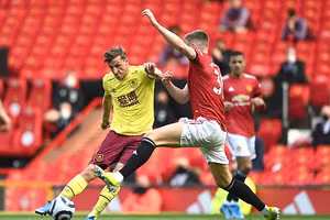 Chris Wood phá lưới Man United ngay từ giây 20 nhưng không có bàn thắng.