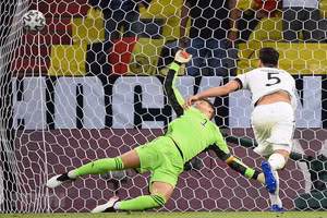 Hummels phản lưới nhà. (Ảnh; AFP/TTXVN).