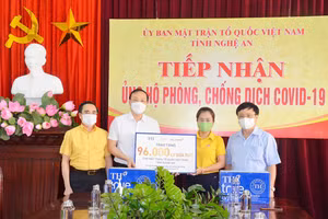 Đại diện Tập đoàn TH trao tặng tỉnh Nghệ An 96.000 sản phẩm tốt cho sức khỏe nhằm góp phần chung tay chống dịch COVID-19.