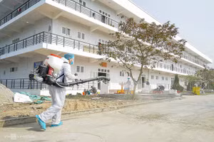 Nhân viên y tế khử trùng tại Bệnh viện dã chiến số 3, TP Chí Linh, Hải Dương, tháng 1. Ảnh: Long Nguyễn.