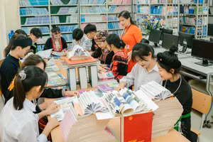 Cô giáo miền xuôi gắn bó với học sinh dân tộc bằng tình yêu nghề. 