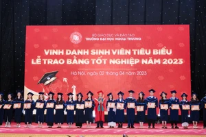 PGS.TS Bùi Anh Tuấn khen thưởng 20 tân cử nhân đạt danh hiệu Sinh viên tiêu biểu. 