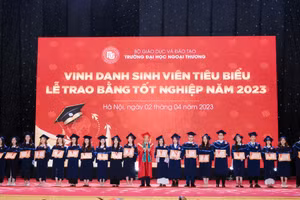 PGS.TS Bùi Anh Tuấn khen thưởng 20 tân cử nhân đạt danh hiệu Sinh viên tiêu biểu. 