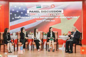 Bộ trưởng Bộ Nông nghiệp Hoa Kỳ thăm Trường Đại học Ngoại thương.