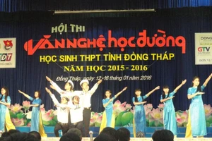 Các đội diễn tiết mục tại Hội thi Văn nghệ học đường năm học 2015 - 2016. Ảnh: M. Mẫn