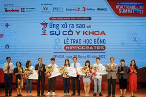 PGS.TS Lương Ngọc Khuê (đứng thứ ba từ phải qua) và Ban giám hiệu HIU cùng các em học sinh xuất sắc được trao học bổng