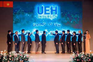 Đạu diện Ban giám hiệu UEH nhấn nút khởi động chương trình Giving To UEH