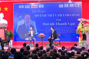 Doanh nhân Huỳnh Thanh Vạn tại buổi gioa lưu, chia sẻ với sinh viên ĐH Nông lâm TP.HCM