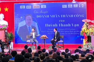 Doanh nhân Huỳnh Thanh Vạn tại buổi gioa lưu, chia sẻ với sinh viên ĐH Nông lâm TP.HCM