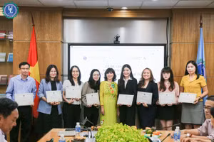 Các học viên nhận chứng chỉ