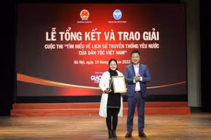Trao giải cuộc thi Tìm hiểu lịch sử truyền thống yêu nước của dân tộc Việt Nam
