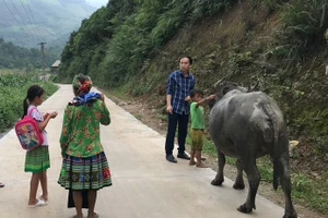 Thầy giáo người H’Mông chia sẻ bí quyết thu hút học sinh ra lớp