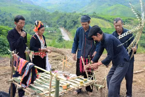 Người Khơ Mú vào mùa Tra hạt