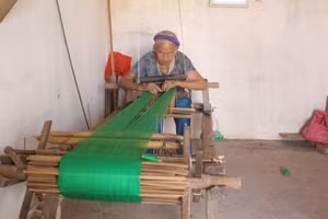 Cụ bà 85 tuổi giữ gìn nghề dệt truyền thống nơi biên cương