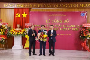 PGS.TS Trần Hoàng Hải nhận hoa chúc mừng từ lãnh đạo Bộ GD&ĐT và Chủ tịch hội đồng trường