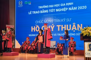 TS Trịnh Hữu Chung- Phó hiệu trưởng Trường ĐH Gia Định trao bằng tốt nghiệp cho tân cử nhân.