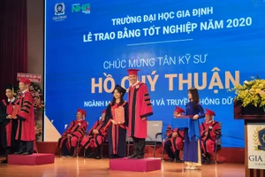 TS Trịnh Hữu Chung- Phó hiệu trưởng Trường ĐH Gia Định trao bằng tốt nghiệp cho tân cử nhân.