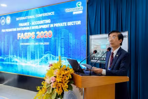  TS Hoàng Đức Long- Hiệu trưởng Trường ĐH Tài chính- Marketing phát biểu tại Hội thảo