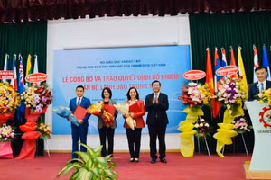 Thứ trưởng Bộ GD&ĐT Nguyễn Văn Phúc (bên phải) trao quyết định bổ nhiệm cho giám đốc và 2 phó giám đốc trung tâm SEAMEO RETRAC.