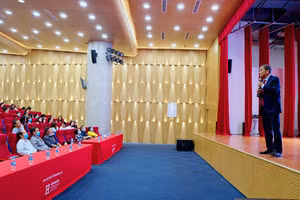 Buổi báo cáo khoa học với diễn giả là NGND.PGS.TS Hồ Thanh Phong – Hiệu trưởng Trường ĐH Quốc tế Hồng Bàng