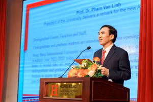 GS.TS BS Phạm Văn Lình- HIệu trưởng Nhà trường phát biểu tại lễ khai giảng.