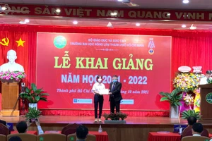 PGS.TS Huỳnh Thanh Hùng- Quyền hiệu trưởng Nhà trường trao học bổng cho thủ khoa