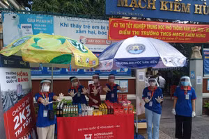 Sinh viên Trường ĐH Quốc tế Hồng Bàng(HIU) tham gia tình nguyện tiếp sức mùa thi.