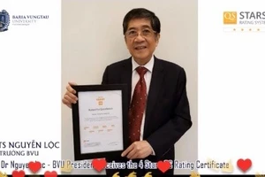 GS Nguyễn Lộc- Hiệu trưởng BVU nhận chứng nhận 4 sao của tổ chức QS Stars dưới hình thức trực tuyến.