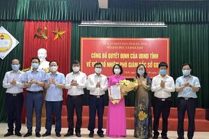 Trao quyết định bổ nhiệm Phó giám đốc Sở GD&ĐT Hà Tĩnh cho bà Nguyễn Thị Nhung Quyên.