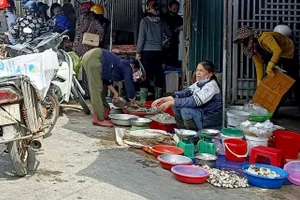 Nhiều tiểu thương vẫn không tuân thủ đeo khẩu trang khi họp chợ, tại khu chợ xép P. Sông Trí.