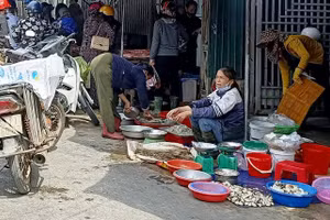 Nhiều tiểu thương vẫn không tuân thủ đeo khẩu trang khi họp chợ, tại khu chợ xép P. Sông Trí.