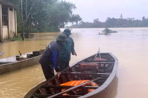 Các xã miền núi tại Hương Khê đều đã bị cô lập do mưa lũ.