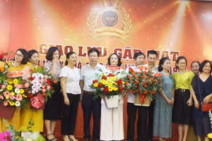 Ban lãnh đạo nhà trường tặng hoa tri ân các cựu giáo chức.