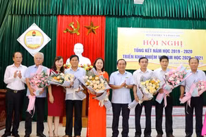 Ban Giám đốc Sở GD&ĐT tặng hoa chia tay các đồng chí lãnh đạo ngành giáo dục nghỉ hưu trong năm học vừa qua