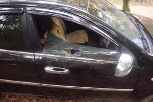 Ô tô của du khách bị đập vỡ kính.