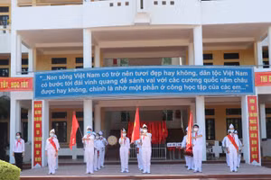 Học sinh Trường THCS Lê Văn Thiêm tập duyệt nghi lễ trước ngày khai giảng năm học mới.