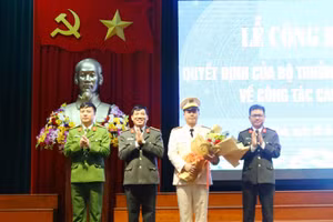 Tân Phó Giám đốc nhận hoa chúc mừng từ lãnh đạo Công an Hà Tĩnh.