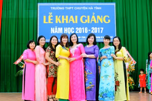 Nhà giáo Nguyễn Thị Mỹ Bình – Phó hiệu trưởng Trường THPT Chuyên Hà Tĩnh (thứ 4 từ trái qua).