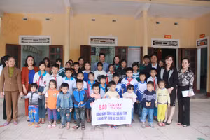 Bà Đặng Thị Quỳnh Diệp - Phó Giám đốc Sở GD&ĐT (bên phải thứ 2) đồng hành cùng Báo GD&TĐ trao quà cho HS vùng lũ Cẩm Xuyên.