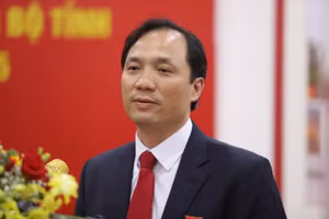 Ông Hoàng Trung Dũng - Bí thư Tỉnh ủy Hà Tĩnh được bầu giữ chức vụ Chủ tịch HĐND tỉnh.