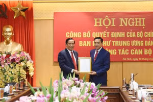 Phó Trưởng ban Thường trực Ban Tổ chức Trung ương Nguyễn Thanh Bình trao quyết định cho đồng chí Võ Trọng Hải...