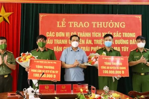 Chủ tịch UBND tỉnh Hà Tĩnh Võ Trọng Hải trao thưởng 200 triệu đồng cho phòng Cảnh sát ĐTTP về ma túy và Công an huyện Vũ Quang.