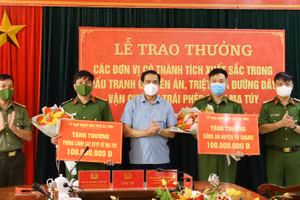 Chủ tịch UBND tỉnh Hà Tĩnh Võ Trọng Hải trao thưởng 200 triệu đồng cho phòng Cảnh sát ĐTTP về ma túy và Công an huyện Vũ Quang.
